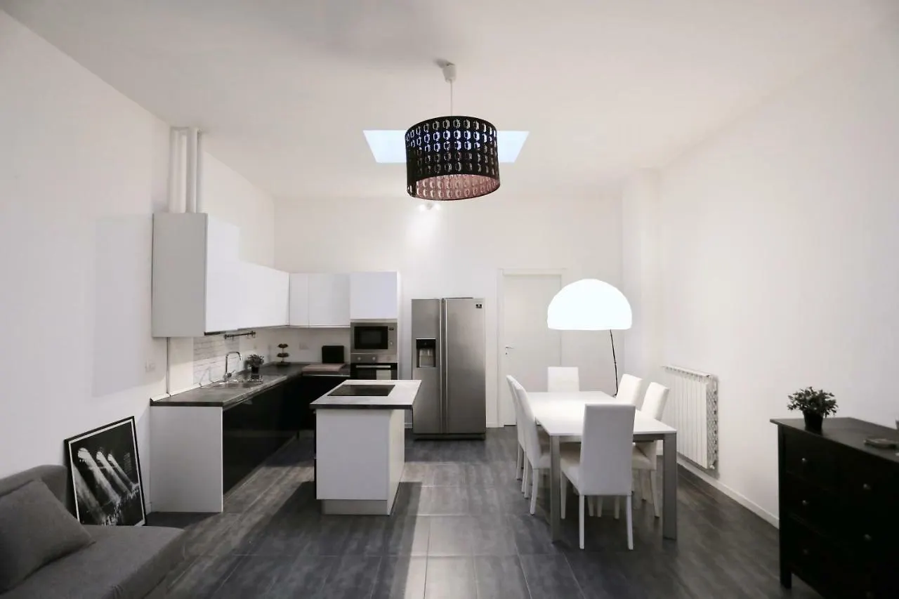 Lux Apartment 0*, Milan