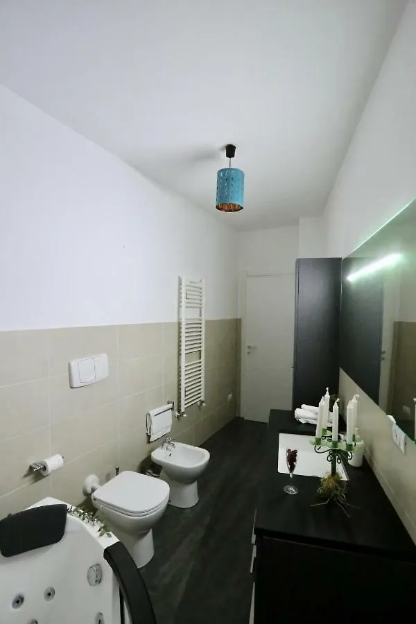 Lux Apartment 0*, Milan Italy