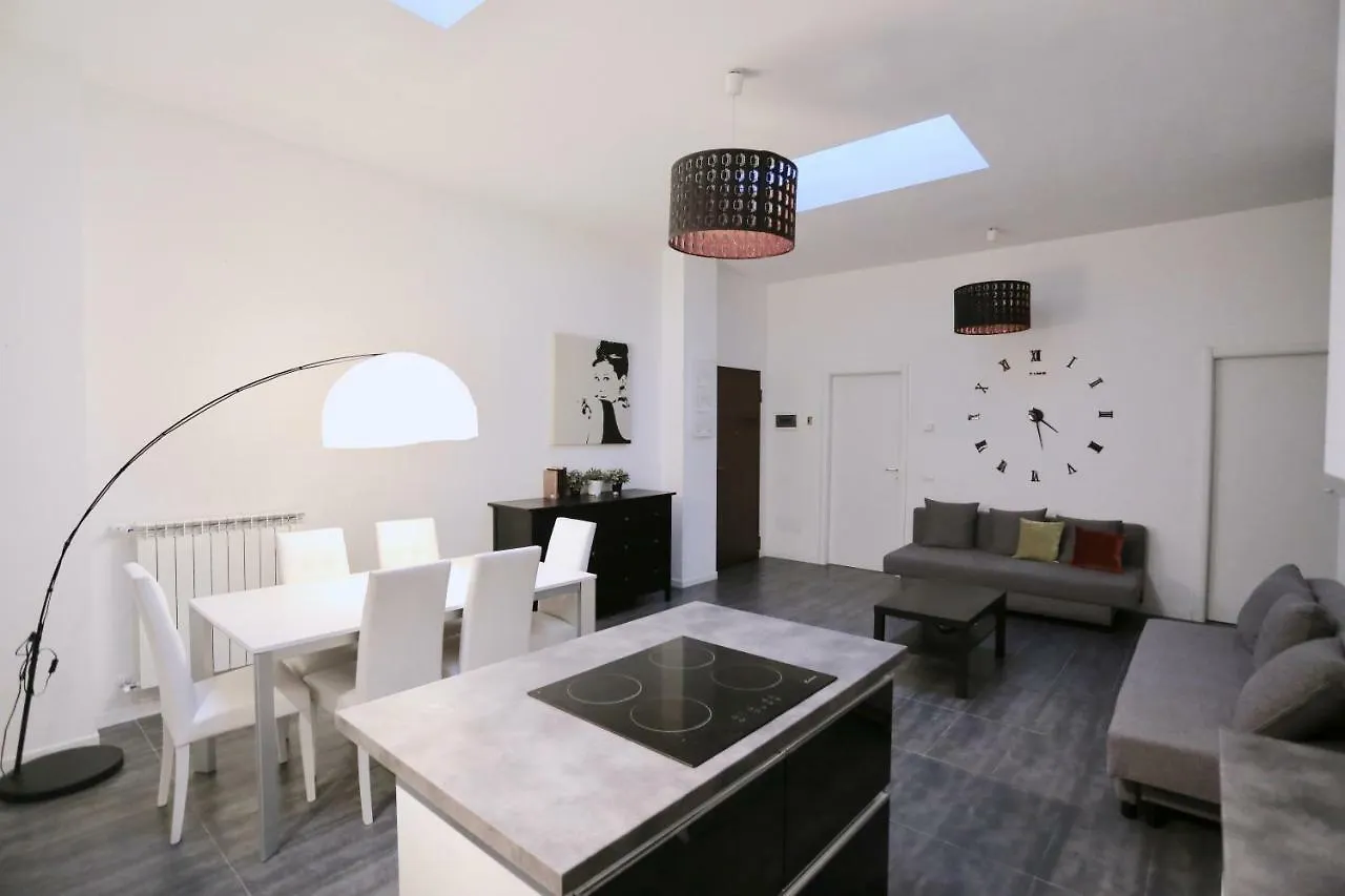 Lux Apartment 0*, Milano Italia
