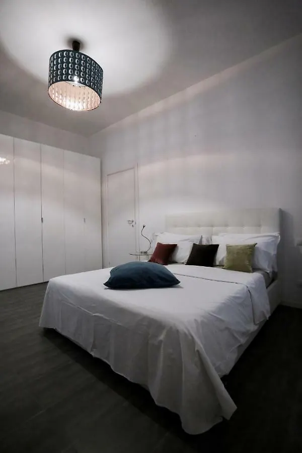 Lux Apartment 0*, Milano Italia